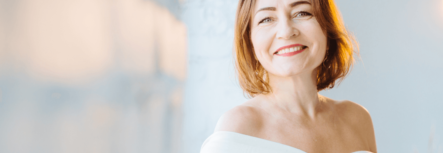 Femme rayonnante, soins visage, beauté naturelle, hydratation.