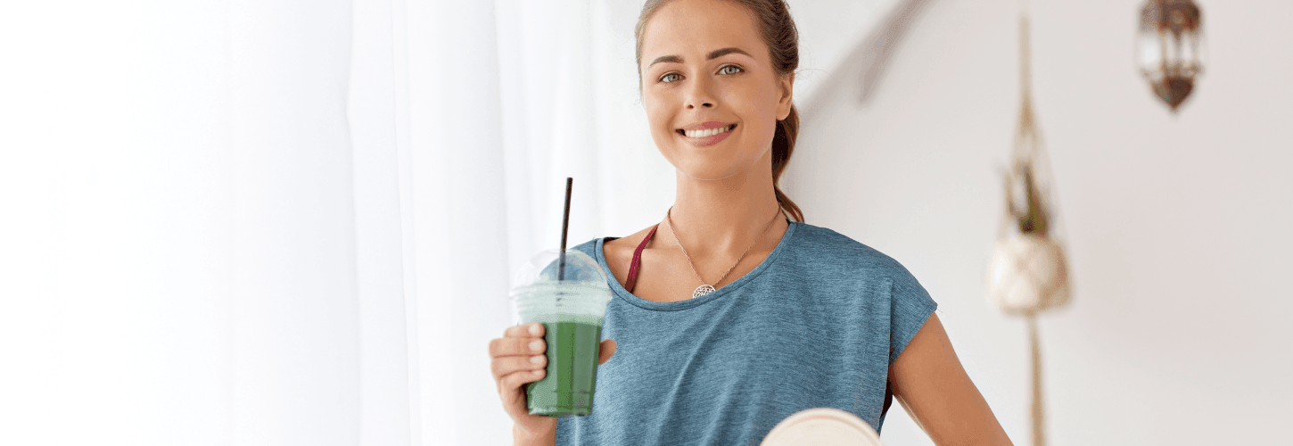 Femme souriante avec peau éclatante, beauté naturelle, soins visage, hydratation.