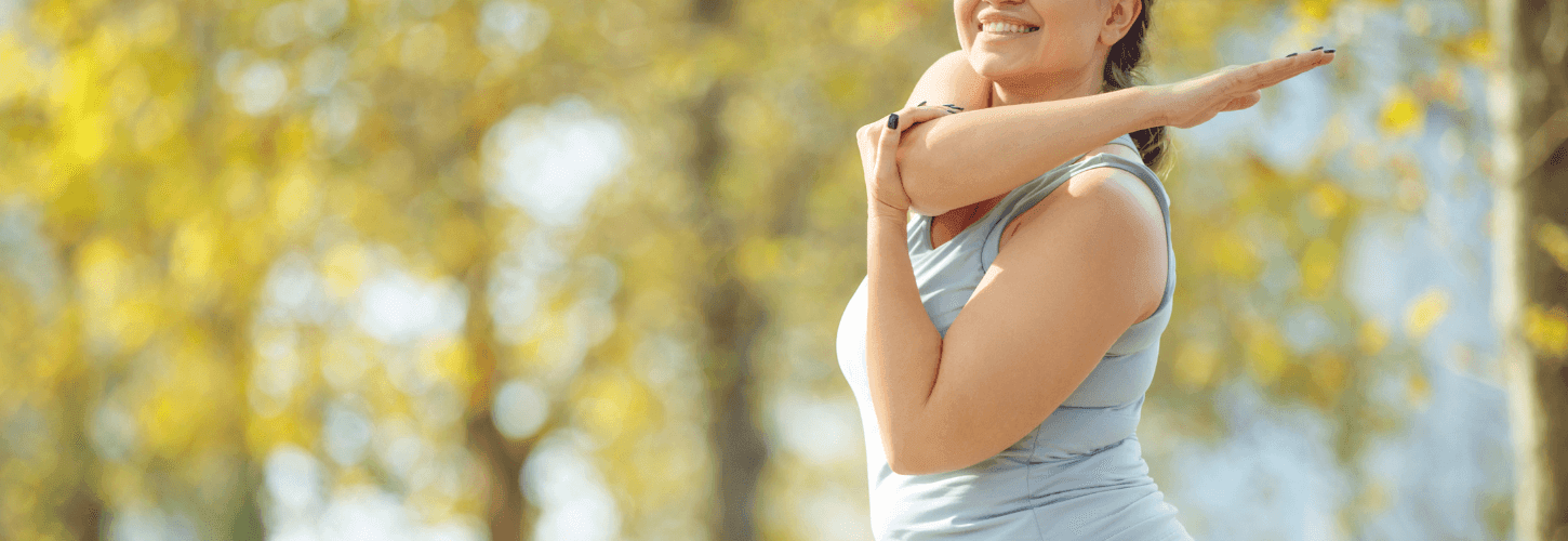 Homme souriant, vitalité, santé masculine, énergie naturelle.