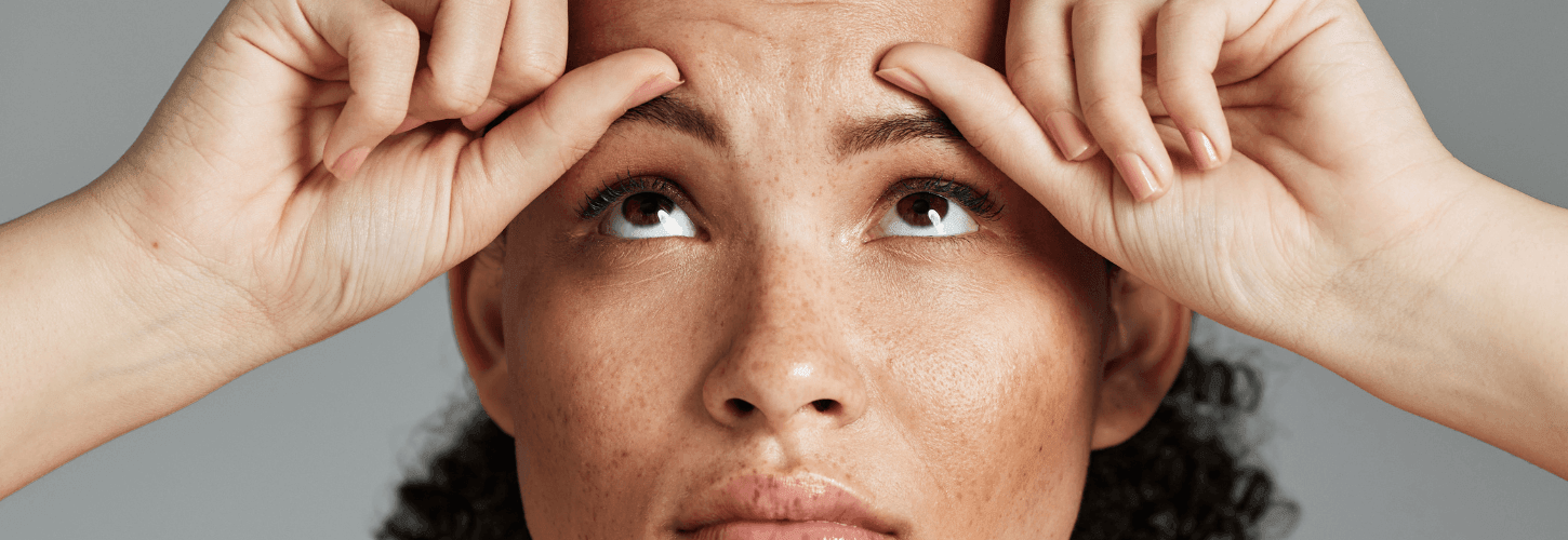Femme souriante, éclat visage, soins naturels, beauté.