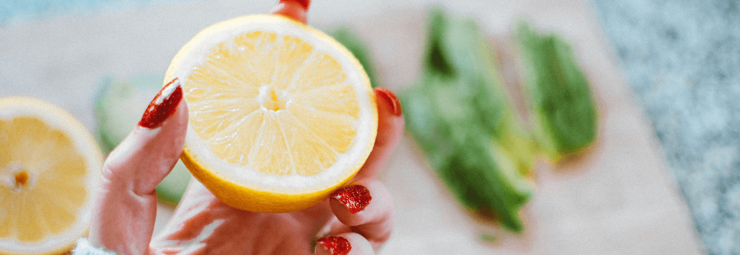 Fruits et légumes variés, alimentation saine, vitamines, santé.