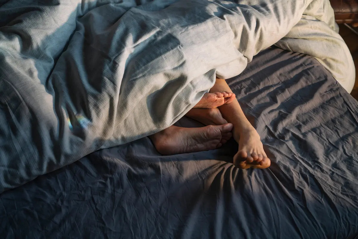 Deux personnes qui font un calin sous la couette