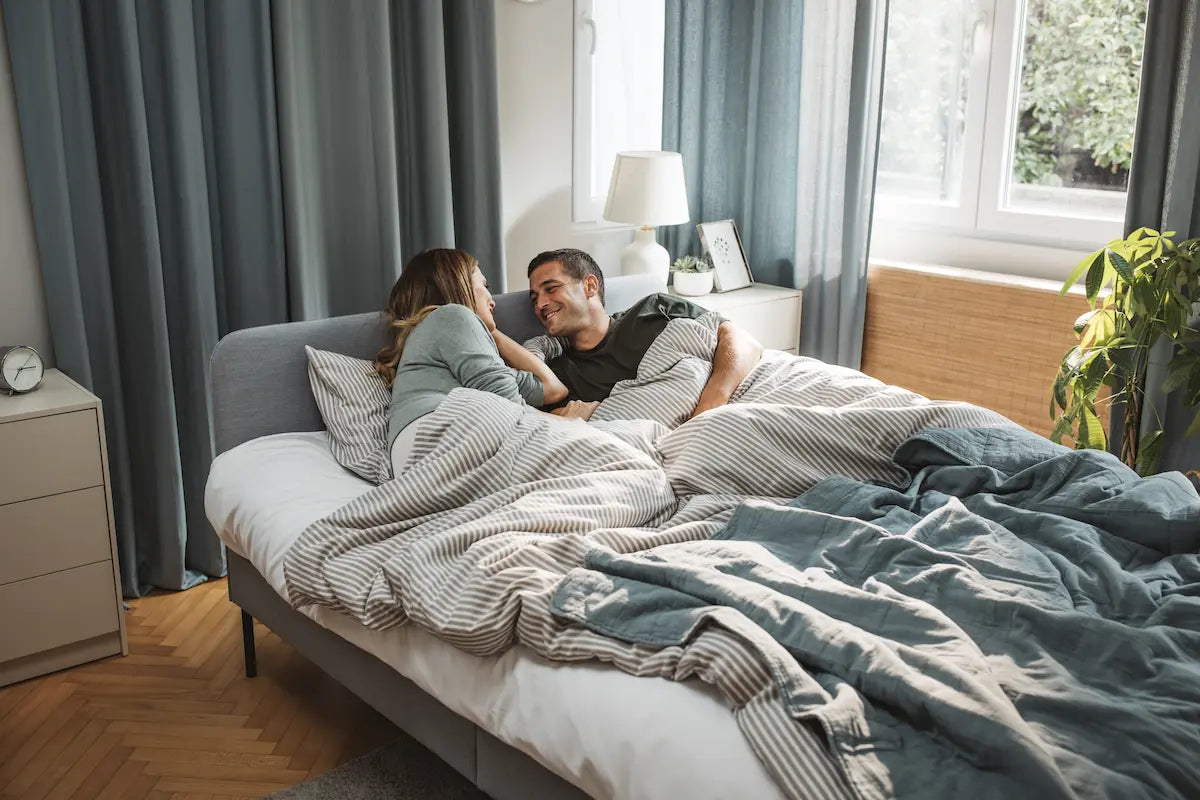 Un homme et une femme au lit