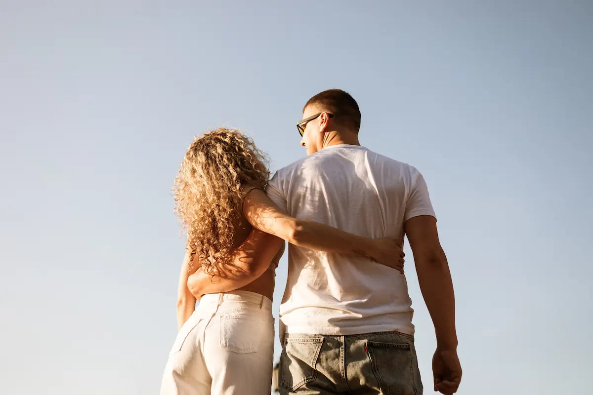 Couple marchant ensemble, complicité et bien-être relationnel.