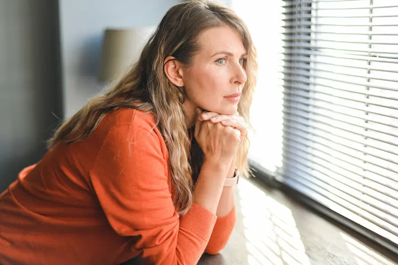 Femme pensive ressentant les changements hormonaux de la périménopause