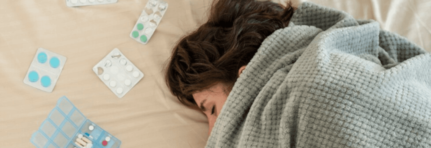 Personne lisant un article sur ordinateur, bien-être, santé naturelle.