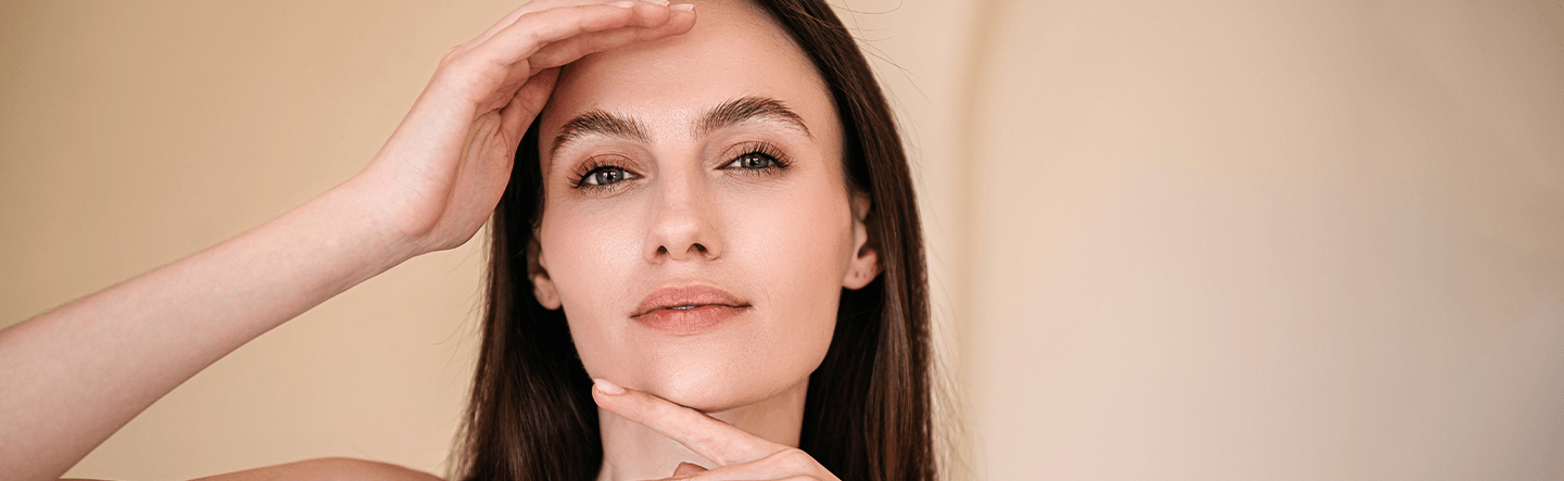 Femme mature souriante, soin anti-âge, rides, peau éclatante.