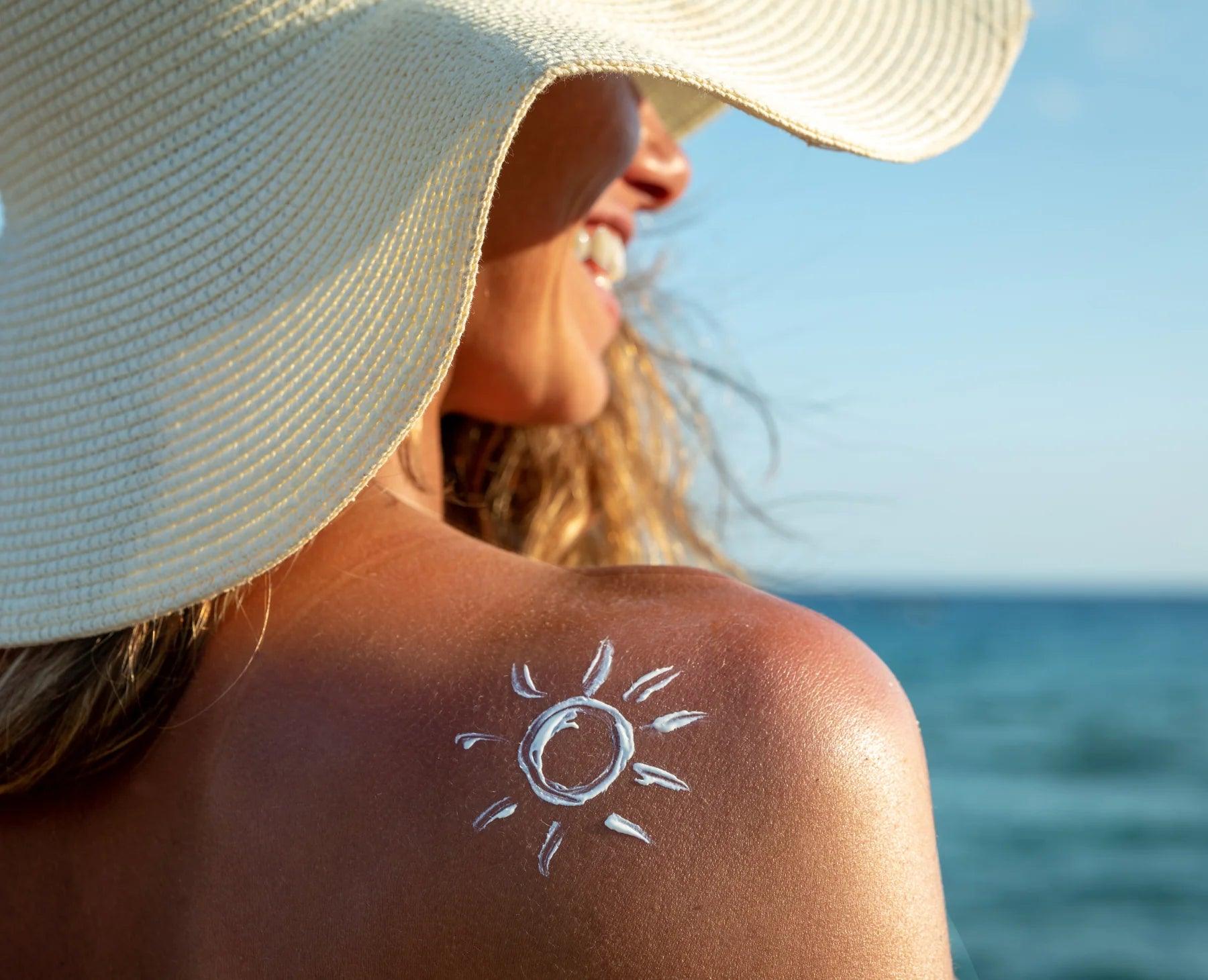 Femme appliquant soin solaire, peau préparée au soleil, beauté, protection.