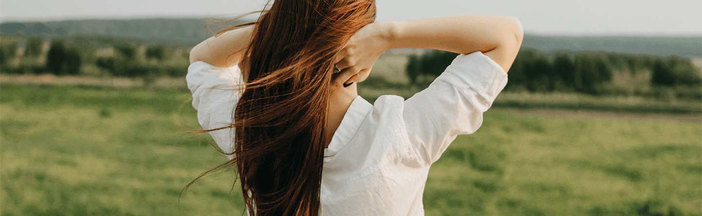 Soins capillaires naturels, conseils experts, cheveux forts et brillants.