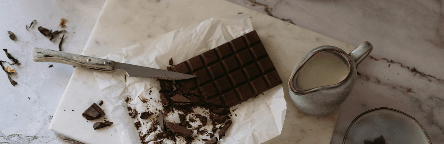 Carrés de chocolat noir, plaisir gourmand, énergie, antioxydants.