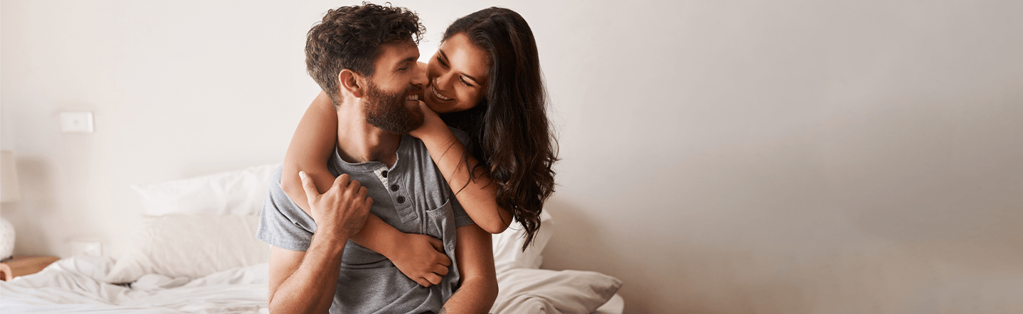 Couple souriant, stimulant sexuel naturel, bien-être intime.