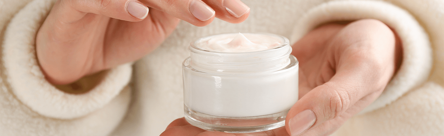 Crème appliquée sur le visage, hydratation, soin visage, peau sèche.