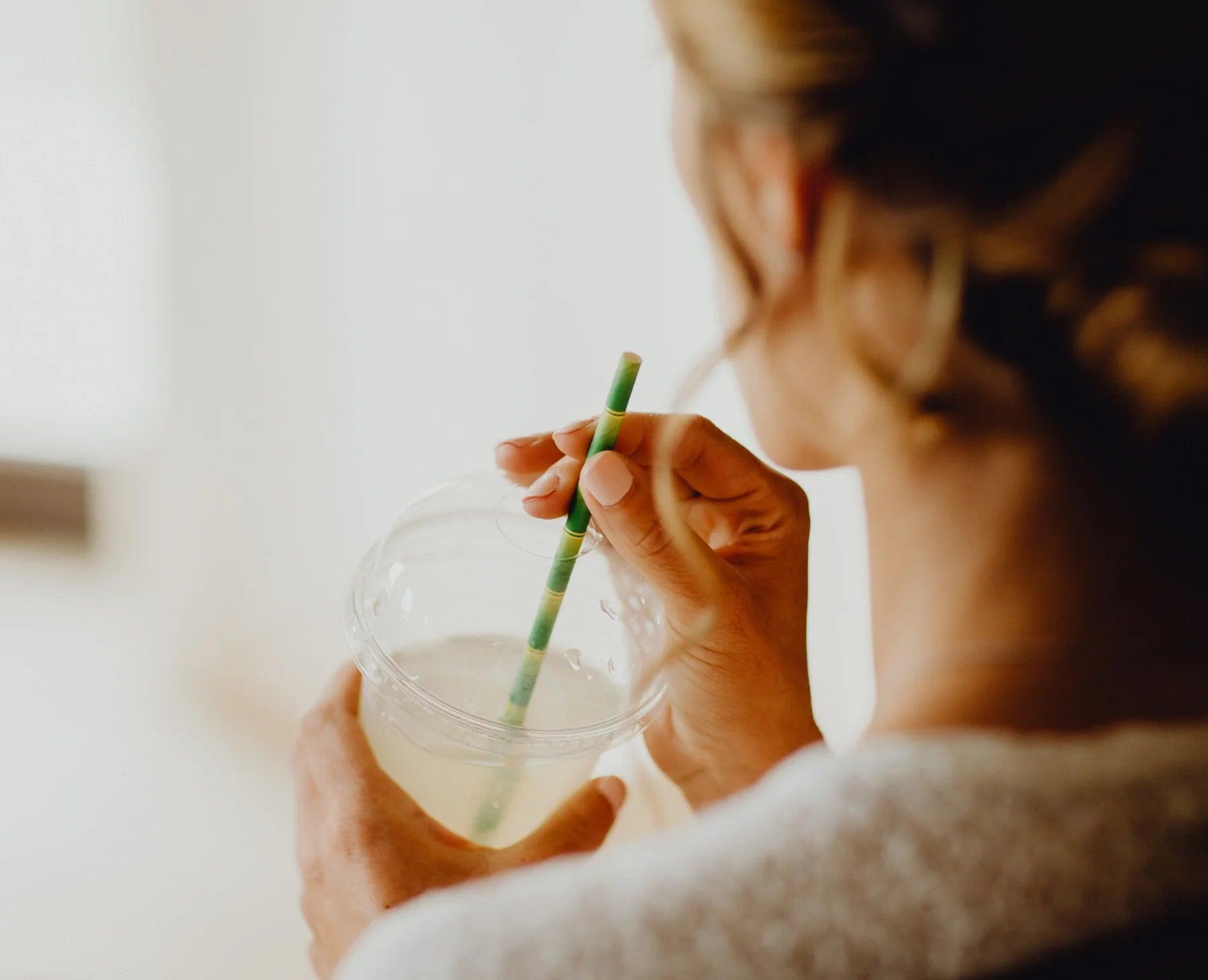 Femme en cuisine, détox après fêtes, éliminer toxines, bien-être digestif.