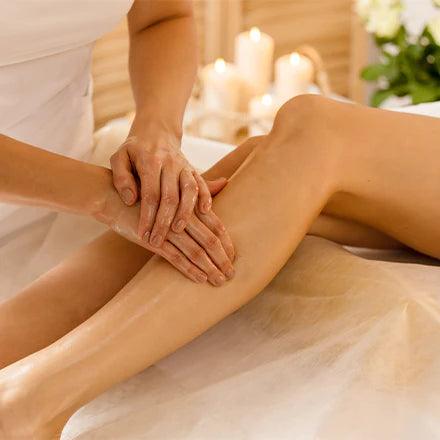 Femme touchant ses jambes, rétention d’eau, drainage naturel, confort corporel.