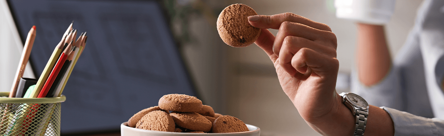 Personne grignotant fruit, alimentation équilibrée, contrôle faim, nutrition santé.