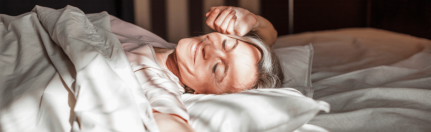 Femme méditant, calme intérieur, bien-être, relaxation.