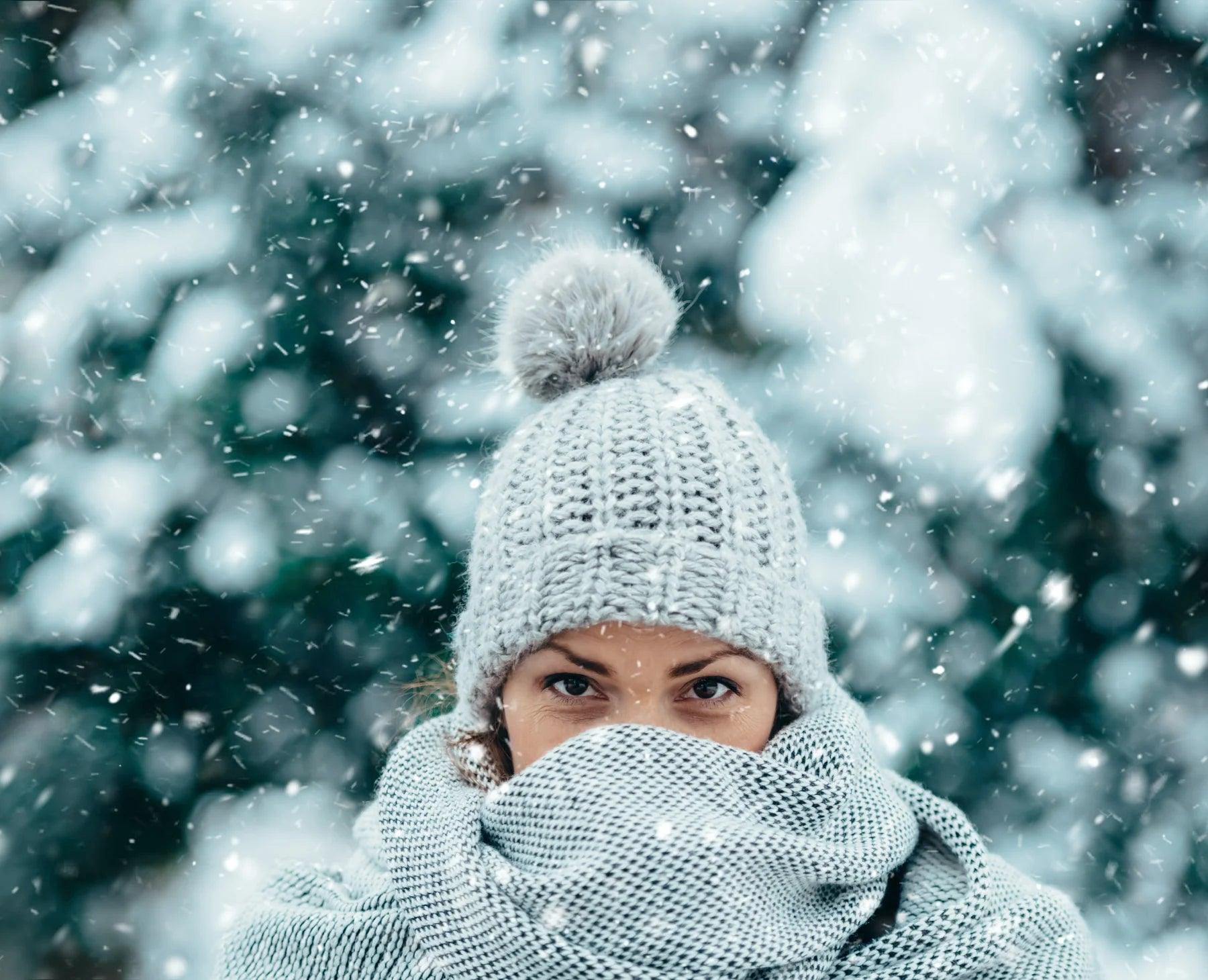 Femme fatiguée au réveil, vitamines fatigue, énergie naturelle, forme physique.