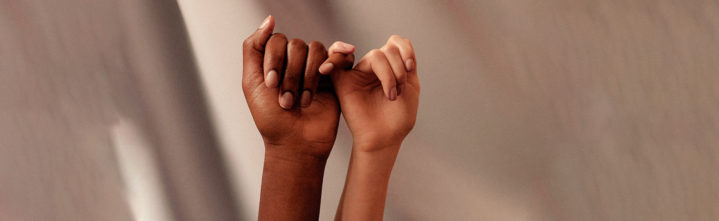 Femme mature souriante, libido, ménopause, bien-être féminin, équilibre hormonal.