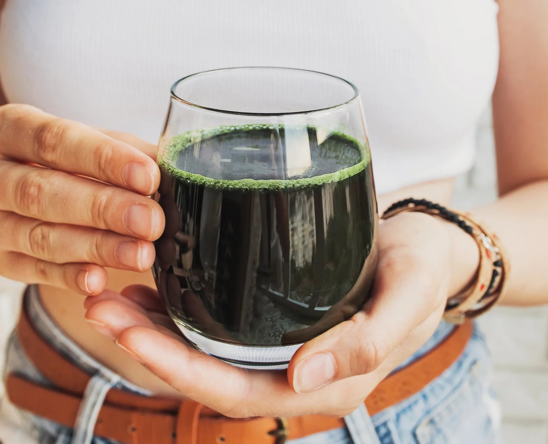 Homme sportif, spiruline, immunité, performance physique, énergie durable.