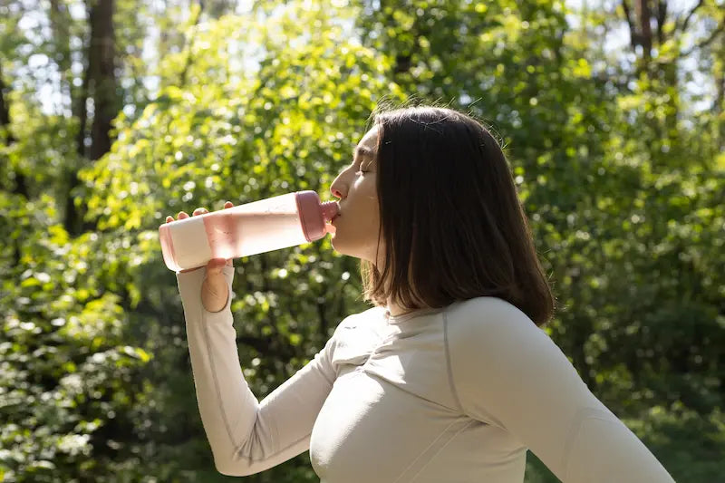 une femme qui boit de l'eau