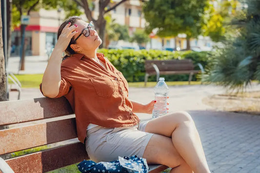 Femme en périménopause souffrant de bouffées de chaleur sur un banc