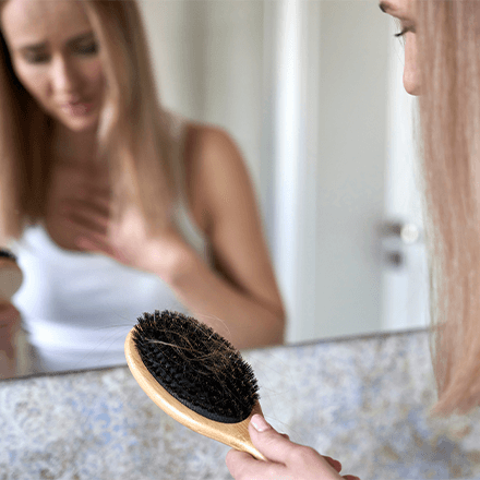 Que faire contre la chute de cheveux saisonnière ? - Forté Pharma