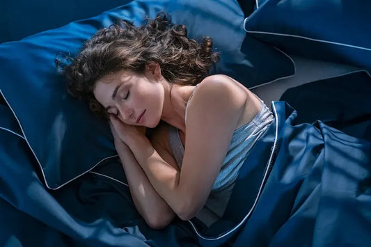 Femme qui dort dans son lit