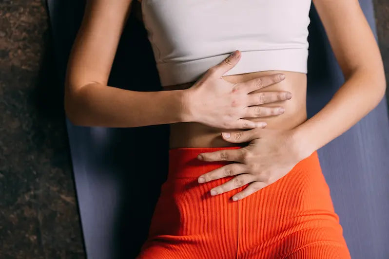 Femme posant les mains sur son ventre pour représenter la flore intime