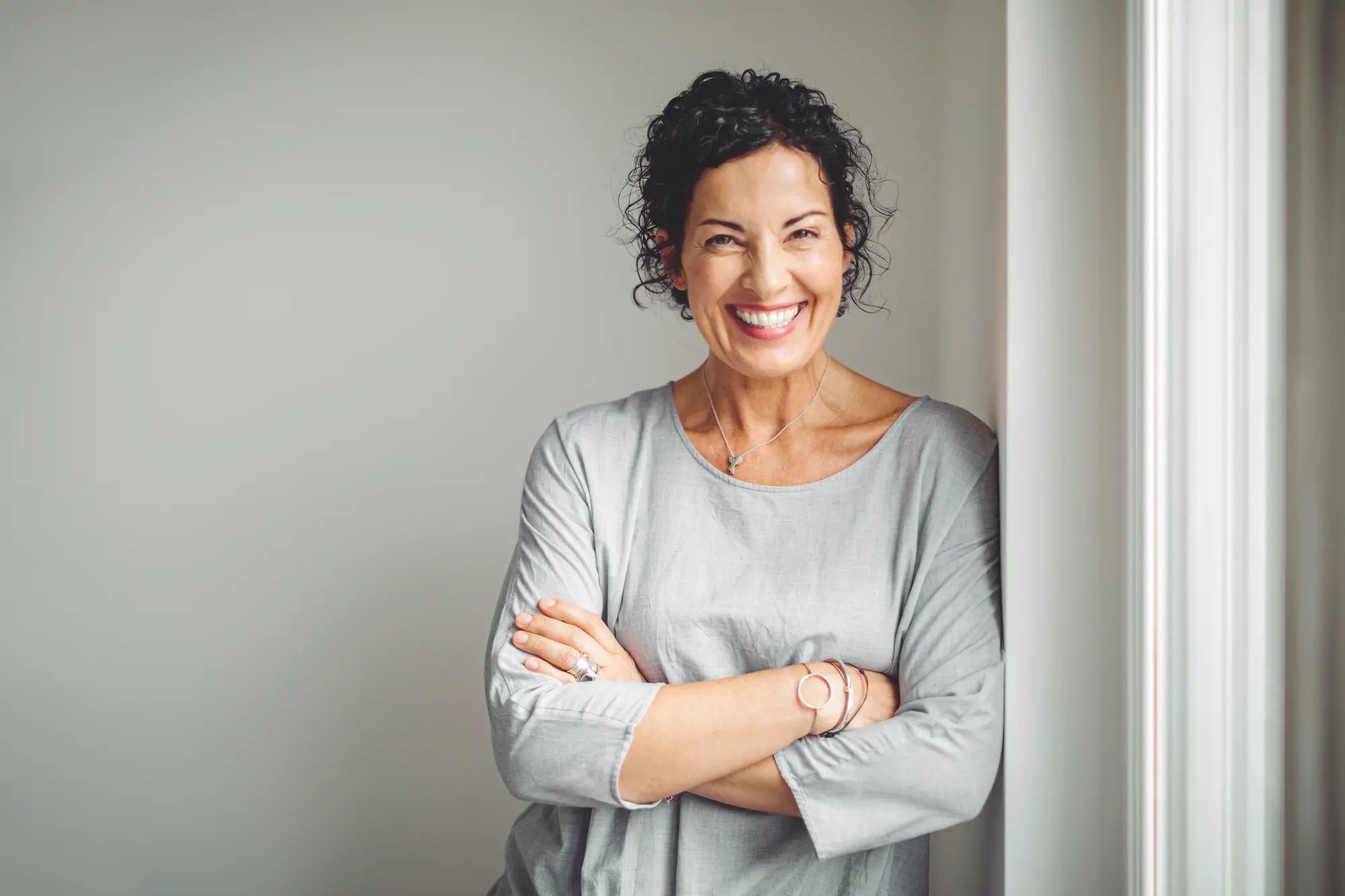 Une femme souriante