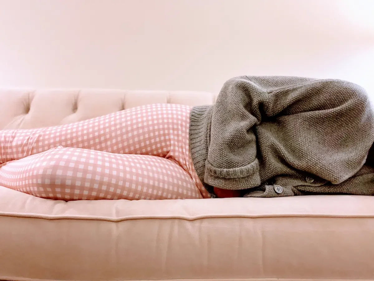 Femme premenstruel sur un canapé