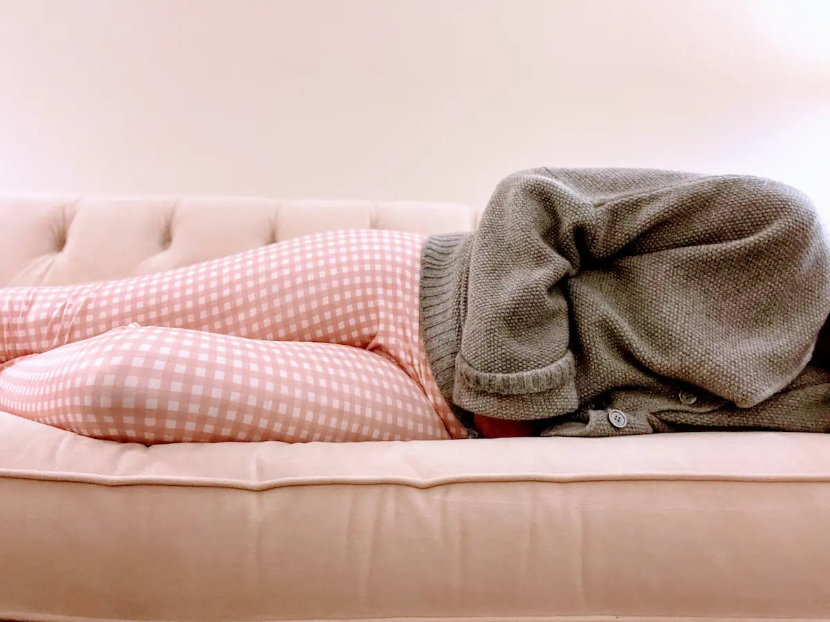 Femme premenstruel sur un canapé