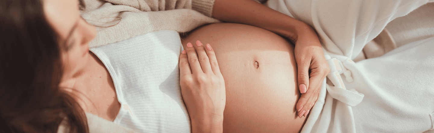 Femme enceinte souriante, bien-être maternité, santé grossesse, nutrition prénatale.
